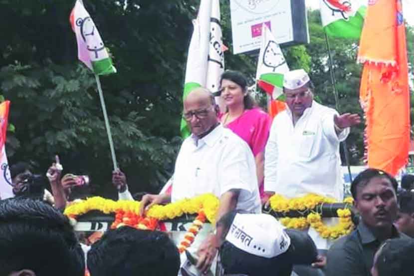 सोलापुरात कार्यकर्त्यांना अभिवादन करताना शरद पवार.