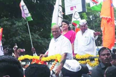 सोलापुरात कार्यकर्त्यांना अभिवादन करताना शरद पवार.