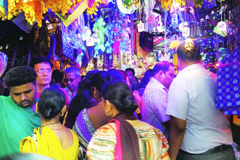 गणेशोत्सवानिमित्त मुंबईतील बाजार फुलला गणेशोत्सवानिमित्त मुंबईतील बाजार फुलला