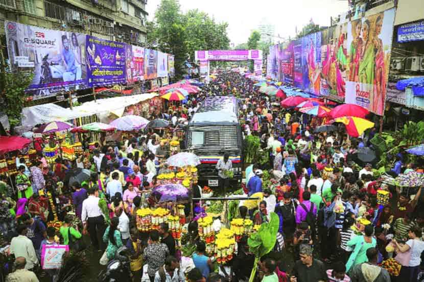 दादरच्या फुलबाजारात गणेशोत्सवाच्या खरेदीसाठी रविवारी झालेली गर्दी.   छाया : निर्मल हरिंद्रन