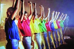 विचित्र निर्मिती : तत्त्व आणि पाण्याच्या बाटल्या