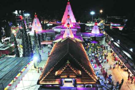करवीर निवासिनी महालक्ष्मी मंदिरात रविवारपासून नवरात्र उत्सवाला प्रारंभ होत आहे. उत्सव सुरू होत असताना मंदिर आकर्षक विद्युत रोषणाईने उजळून निघाले आहे.  (छाया- राज मकानदार)