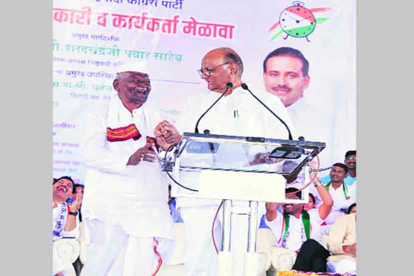 जालना येथे झालेल्या पक्ष मेळाव्यात राष्ट्रवादी काँग्रेसचे अध्यक्ष शरद पवार आणि पुंडलिकराव दानवे व्यासपीठावर होते.