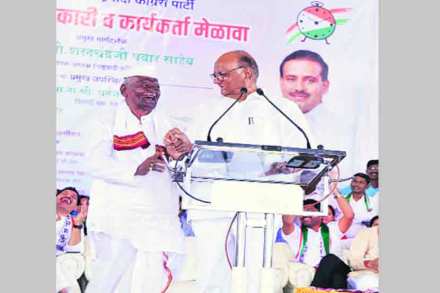 जालना येथे झालेल्या पक्ष मेळाव्यात राष्ट्रवादी काँग्रेसचे अध्यक्ष शरद पवार आणि पुंडलिकराव दानवे व्यासपीठावर होते.