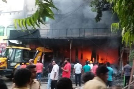 दुकानाला आग लागताच पहिल्या मजल्यावरुन उड्या मारुन वाचवले सर्वांनी प्राण; आईचा मात्र होरपळून मृत्यू