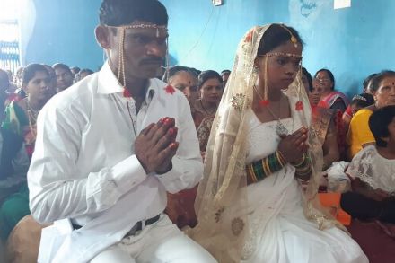 कौतुकास्पद ! गावातील तरुणांनी बांधून दिली अनाथ मुलीची लग्नगाठ