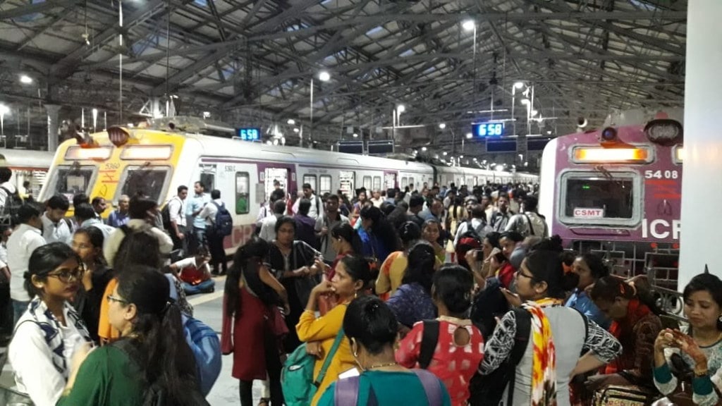 हजारो मुंबईकर खोळंबले