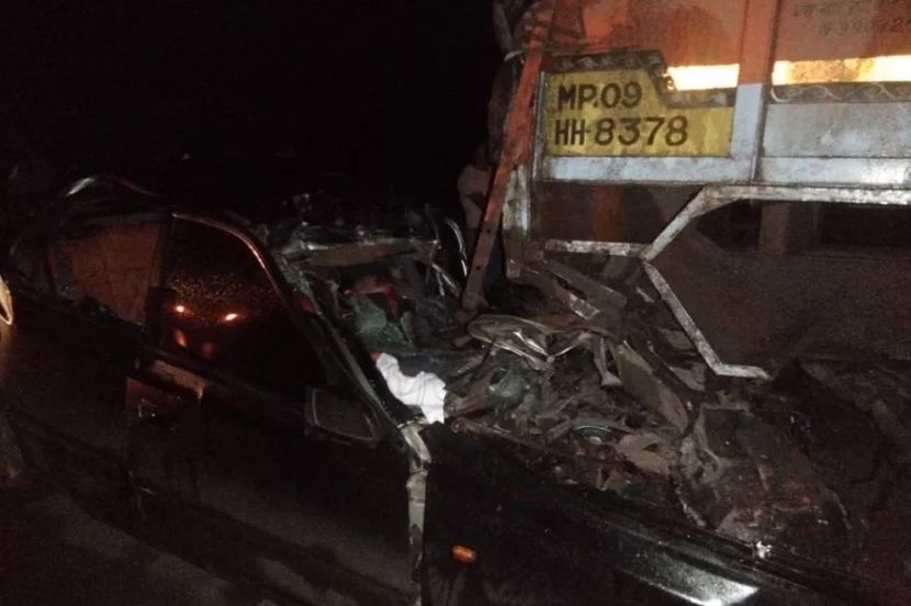 अहमदनगरमध्ये ट्रक-कारचा भीषण अपघात, चार जण जागीच ठार