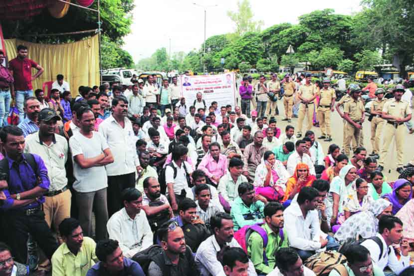 आश्रमशाळा शिक्षक, स्त्री अधीक्षिका भरतीला स्थगिती द्यावी
