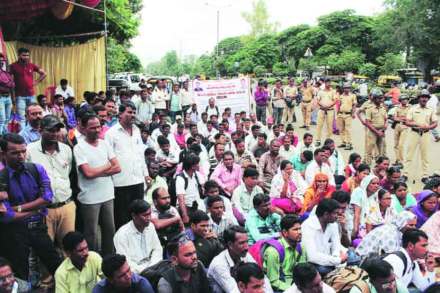 आश्रमशाळा शिक्षक, स्त्री अधीक्षिका भरतीला स्थगिती द्यावी
