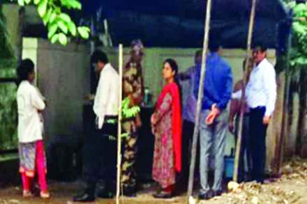 अनधिकृत विक्रेत्यांना अधिकाऱ्यांकडूनच प्रोत्साहन!