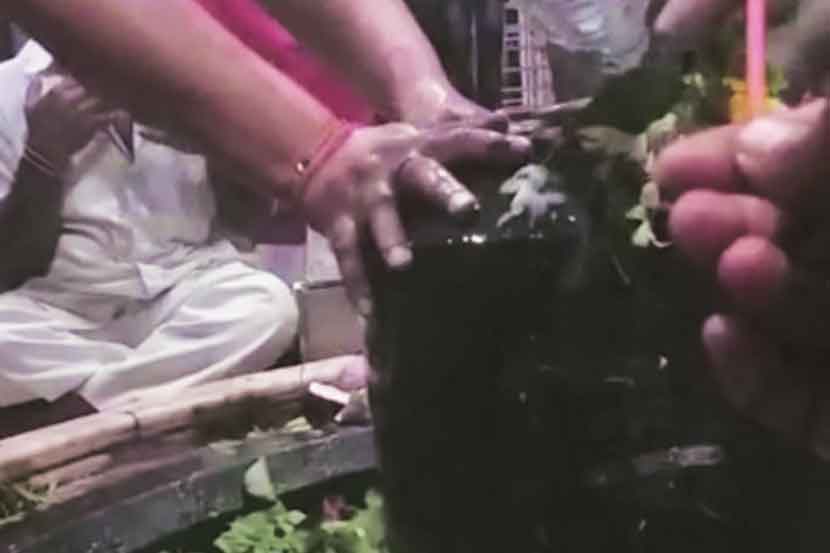 वैद्यनाथास अभिषेकासाठी बाटलीबंद पाणी