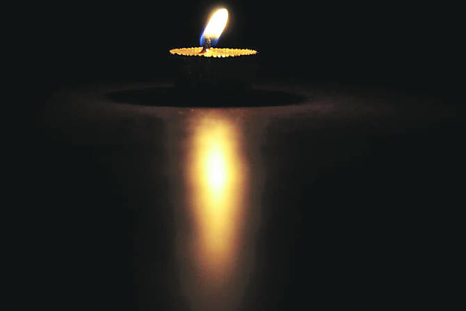 या जगामध्ये धर्म नावाची संकल्पनाही अस्तित्वात नव्हती, त्या वेळेस म्हणजे इतिहासपूर्व कालखंडात, अश्मयुगात माणसाच्या मनात निर्माण झालेल्या पहिल्या श्रद्धेचे जगभरात सापडलेले पुरावे हे मृत्यूशी संबंधित आहे.