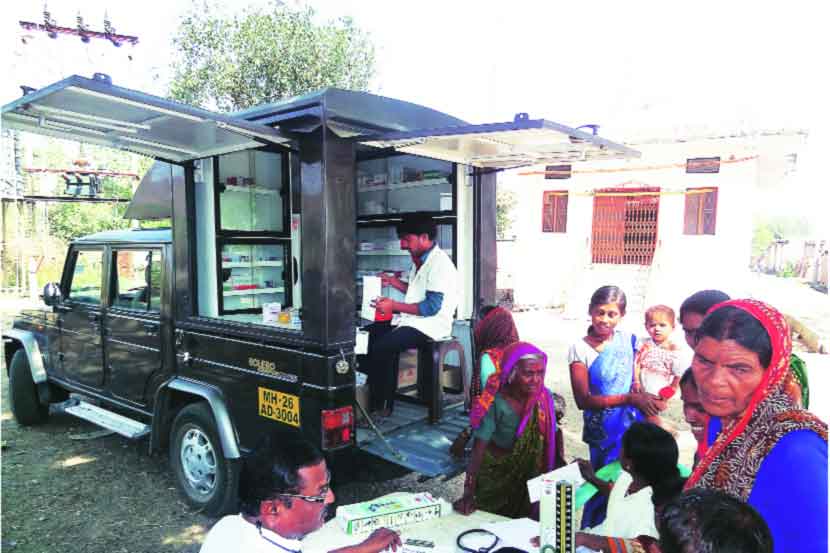 साने गुरुजी रुग्णालय स्थिरस्थावर होत असतानाच डॉ. अशोक बेलखोडे यांनी फिरता दवाखानाही सुरू केला.