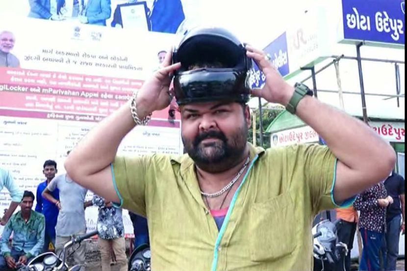 (हेल्मेट घालण्याचा प्रयत्न करणारे झाकीर मेमन, छायाचित्र सौजन्य - एएनआय) 
