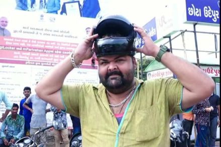 (हेल्मेट घालण्याचा प्रयत्न करणारे झाकीर मेमन, छायाचित्र सौजन्य - एएनआय) 
