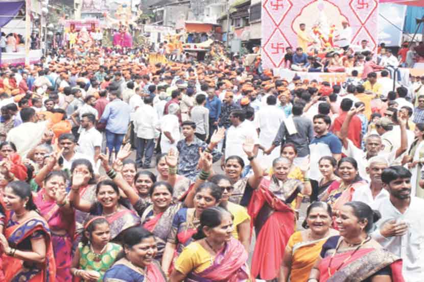 गणरायाला निरोप देण्यासाठी गुरुवारी अवघे कोल्हापूर रस्त्यावर अवतरले होते. यामध्ये महिलावर्गाचा समावेशही मोठा होता.
      (छाया-राज मकानदार)