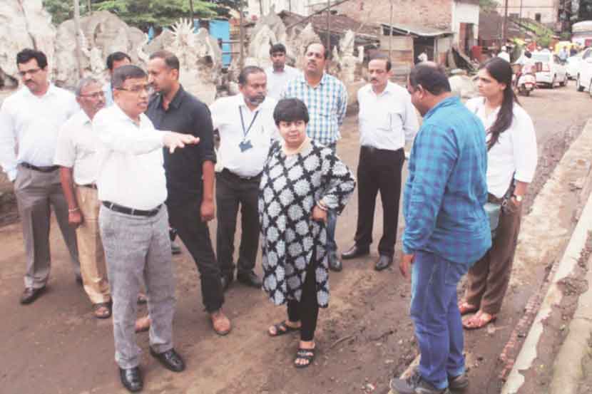 कोल्हापूर जिल्ह्यात महापुरामुळे झालेल्या नुकसानीची पाहणी जागतिक बँकेच्या पथकाने केली. कोल्हापुरातील कुंभारवाडय़ात नुकसानीची माहिती देताना महापालिका आयुक्त मल्लिनाथ कलशेट्टी. (छाया - राज मकानदार)