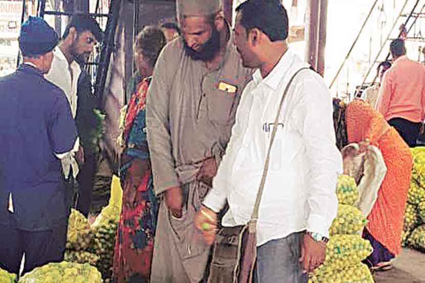 किरकोळ बाजारात एक लिंबू पाच रुपयांना