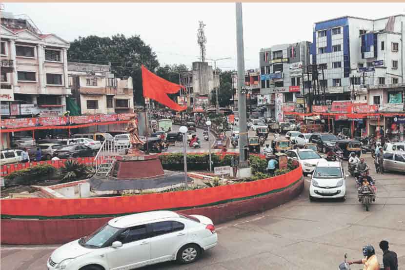 मुख्यमंत्र्यांच्या ‘रोड शो’ चा समारोप होणाऱ्या पंचवटी कारंजा परिसरात करण्यात आलेली सजावट (छाया- यतीश भानू)