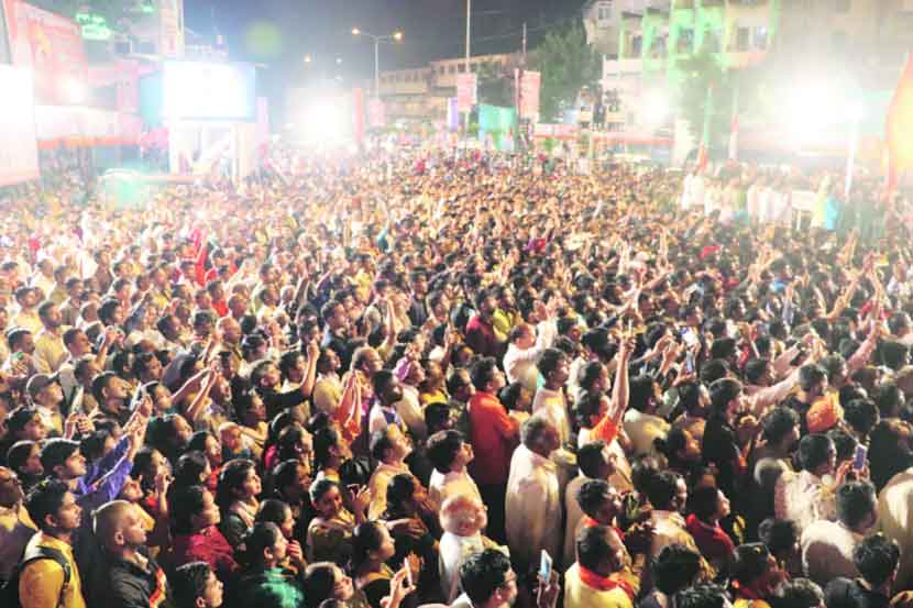 नाशिक येथे मुख्यमंत्र्यांच्या ‘रोड शो’ समारोपास पंचवटी कारंजावर उपस्थित जनसमुदाय. (छाया- यतीश भानू)