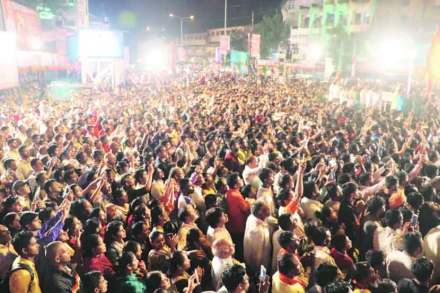 नाशिक येथे मुख्यमंत्र्यांच्या ‘रोड शो’ समारोपास पंचवटी कारंजावर उपस्थित जनसमुदाय. (छाया- यतीश भानू)
