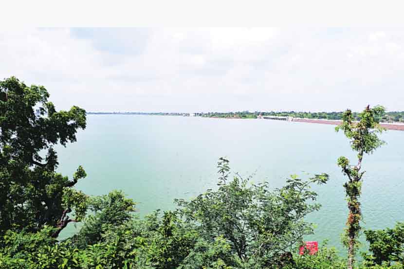 नांदगाव तालुक्यातील गिरणा धरण ११ वर्षांनंतर तुडुंब झाले आहे.