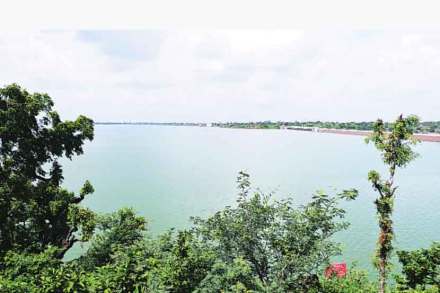 नांदगाव तालुक्यातील गिरणा धरण ११ वर्षांनंतर तुडुंब झाले आहे.