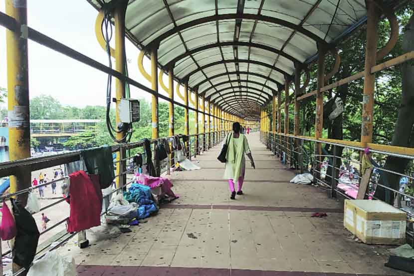 उखडलेल्या फरशा, फेरीवाले, गर्दुल्ले आणि प्रेमी युगुलांच्या वावरामुळे नागरिक हैराण