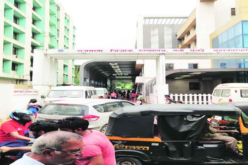 पालिका रुग्णालयाबाहेर ऐरोलीत पार्किंग समस्या