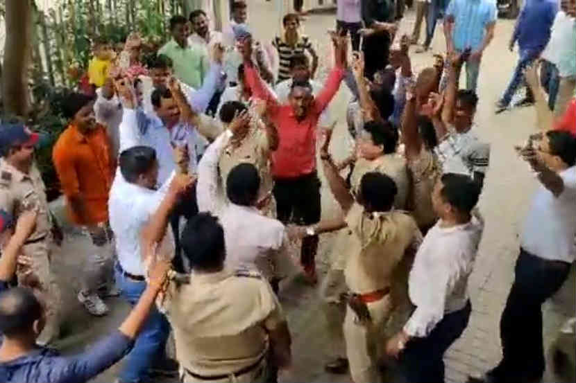 पिंपरी-चिंचवड : सुरक्षेच्या व्यस्त कार्यक्रमातून थोडासा वेळ काढत पोलीस कर्मचारी आणि अधिकाऱ्यांनी आपल्या पोलीस ठाण्यातल्या गणेश विसर्जन मिरवणुकीत असा ठेका धरला.