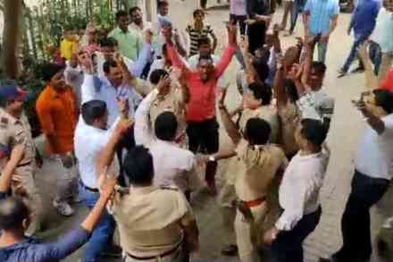 पिंपरी-चिंचवड : सुरक्षेच्या व्यस्त कार्यक्रमातून थोडासा वेळ काढत पोलीस कर्मचारी आणि अधिकाऱ्यांनी आपल्या पोलीस ठाण्यातल्या गणेश विसर्जन मिरवणुकीत असा ठेका धरला.