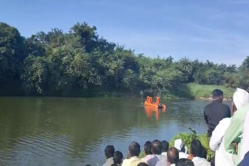 (शोधकार्य सुरू असतानाचं छायाचित्र)