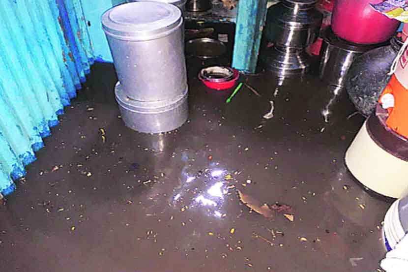 सोलापूर शहरात वादळी वाऱ्यांसह मुसळधार पाऊस पडून त्यात सखल भागात अनेक घरांमध्ये पाणी शिरले होते. 