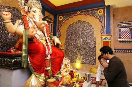 आशिष शेलार यांच्या सार्वजनिक गणेशोत्सव मंडळातील गणपतीच्या दर्शनाला राज ठाकरे