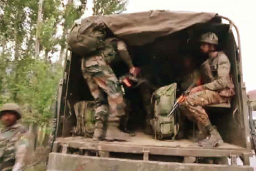 राखीव दलाच्या कंपन्या काश्मीरकडे रवाना होताना.