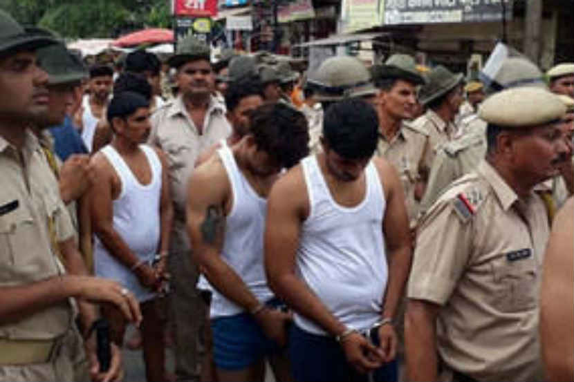 गुन्हेगाराला पळून जाण्यास मदत करणाऱ्यांची भर बाजारात अर्धनग्नावस्थेत धिंड