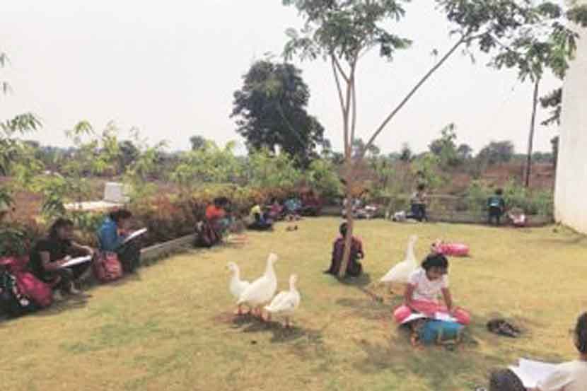शाळेच्या आवारात अभ्यास करताना विद्यार्थी..