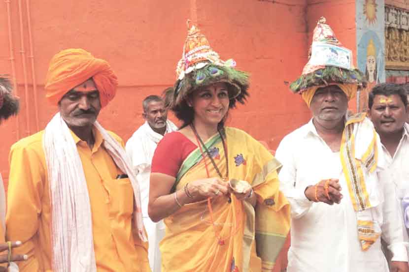 तीर्थक्षेत्र औंढा नागनाथ येथे नागनाथाच्या देवदर्शनानंतर वासुदेव मंडळींचा टोप घालून त्यांच्यासोबत टाळ वाजविताना खासदार सुप्रिया सुळे.