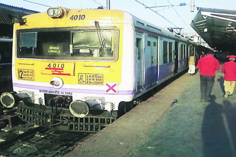रेल्वे प्रवाशाला कारशेडमध्ये लुटले