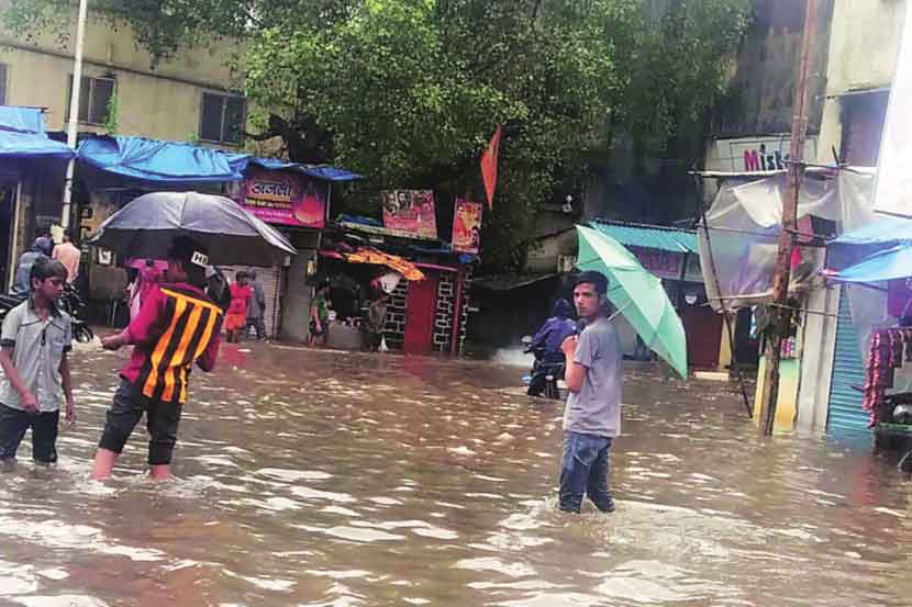 मुसळधार पावसामुळे भिवंडीतील अनेक भागांत पाणी साचले होते.      (छायाचित्र : सचिन देशमाने)