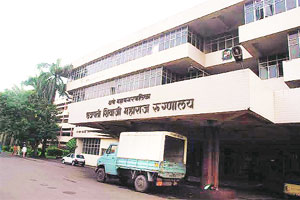 कळवा रुग्णालयाच्या अधिष्ठातांचे पद धोक्यात