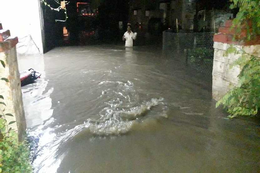 बीडमध्ये हंगामातील सर्वात मोठा पाऊस; पोलीस ठाण्यासह अनेक भागांत तुंबले पाणी बीडमध्ये हंगामातील सर्वात मोठा पाऊस; पोलीस ठाण्यासह अनेक भागांत तुंबले पाणी