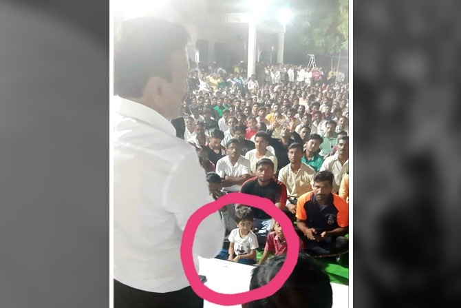 जेव्हा गिरीष महाजनांचा हात धरून त्यांचा नातू कार्यकर्ता मेळाव्यात जातो…