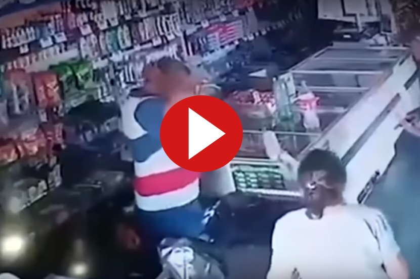 दरोडा घालायला आला आणि भलतंच करुन गेला; पाहा व्हिडीओ… - Marathi News | Armed Robber Kisses Elderly Customer Inside A Pharmacy Mppg 94 - Latest Trending News at Loksatta.com