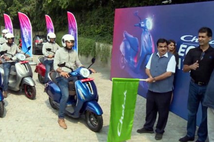 14 वर्षांनी ‘बजाज चेतक’चं कमबॅक, गडकरींनी दाखवला हिरवा झेंडा 14 वर्षांनी ‘बजाज चेतक’चं कमबॅक, गडकरींनी दाखवला हिरवा झेंडा