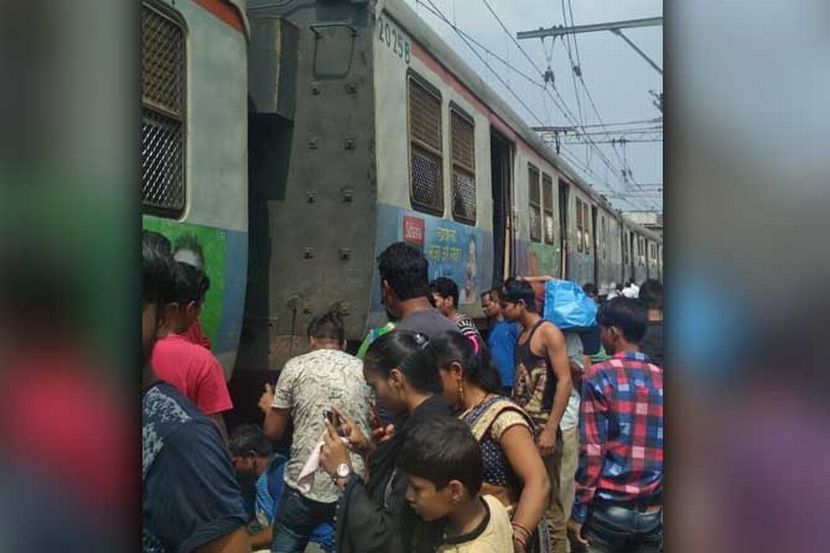 मुंबई – लोकलचे चाक रुळावरून घसरले, हार्बर मार्गावरील वाहतूक ठप्प