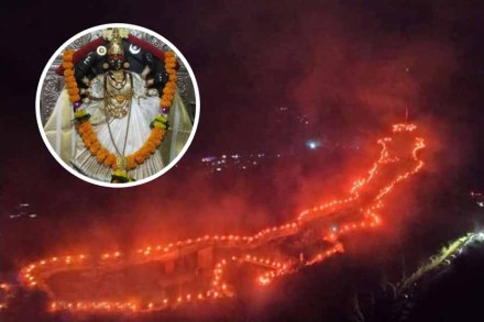 ३५९ मशालींनी उजळला किल्ले प्रतापगड, ‘जय भवानी जय शिवाजी’च्या जयघोषाने दुमदुमला परिसर ३५९ मशालींनी उजळला किल्ले प्रतापगड, ‘जय भवानी जय शिवाजी’च्या जयघोषाने दुमदुमला परिसर