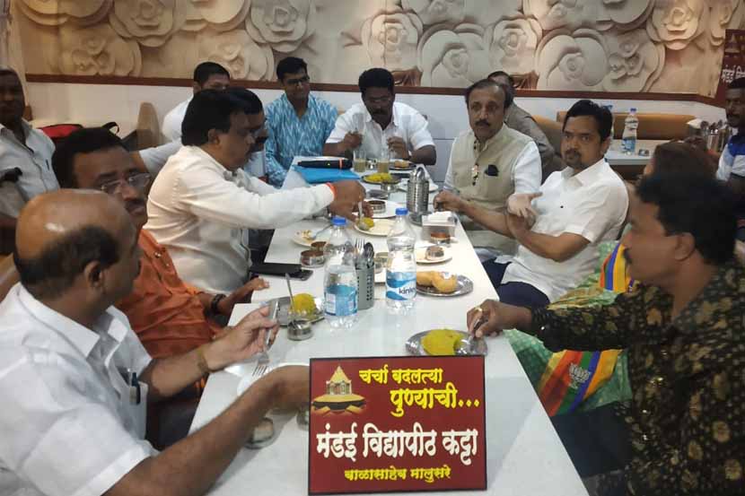 पुण्यात निवडणुकीच्या धामधुमीत उमेदवारांची ‘चाय पे चर्चा’ !