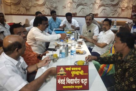पुण्यात निवडणुकीच्या धामधुमीत उमेदवारांची ‘चाय पे चर्चा’ !